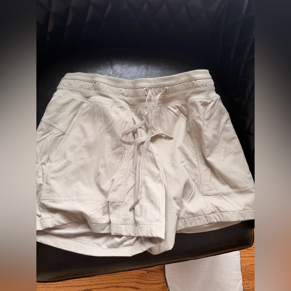 Lululemon Cream dance studio shorts 3.5 inches